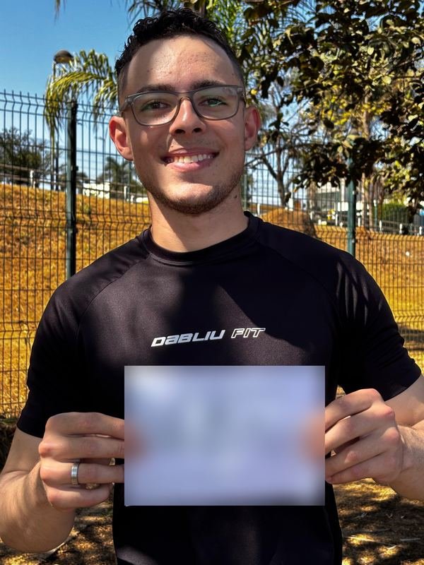 Aluno ou aluna da Axioma comemorando a aprovação no exame do DETRAN